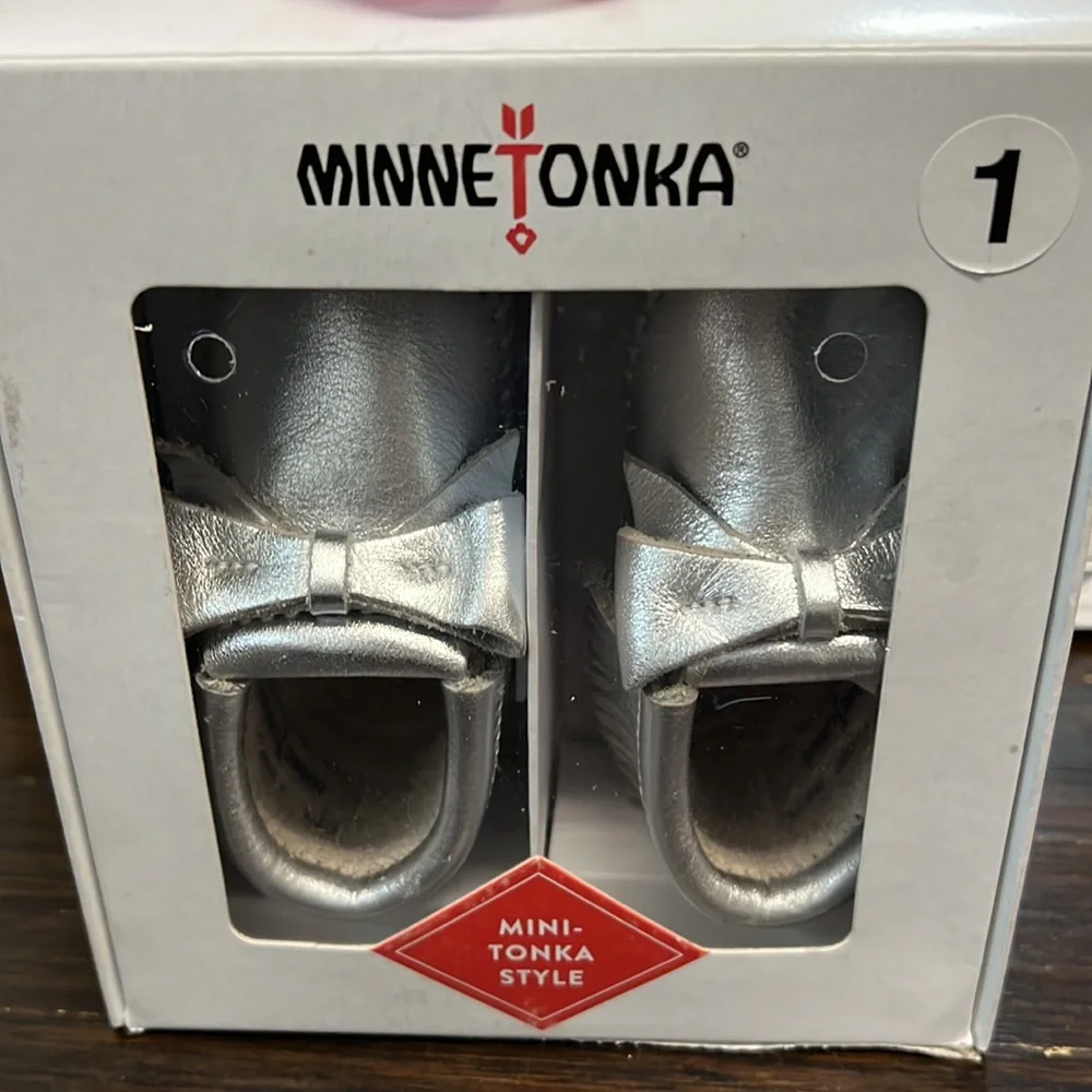 NIB Minnetonka Infant’s Rosie Bootie SILVER